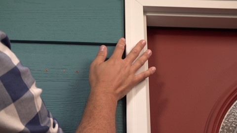 inspeccionar los huecos en el exterior de la casa